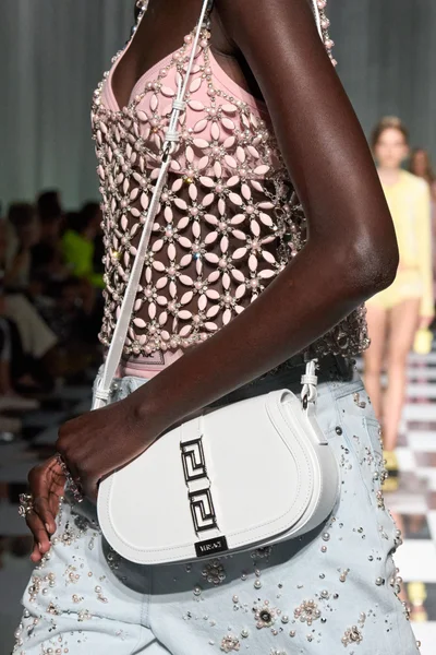 Look 100